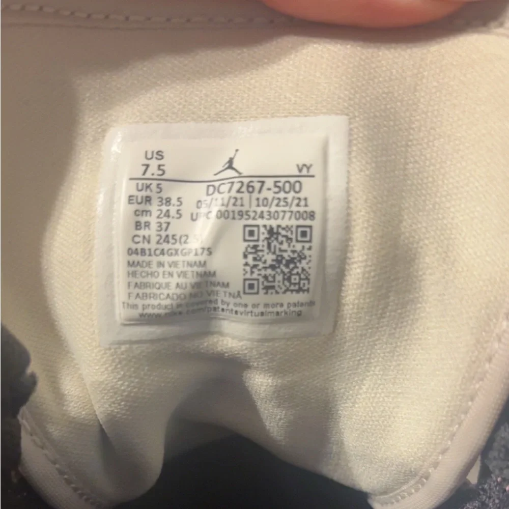 Jordan 1 Mid SE in ‘BERRY PINK’ - Picture 5 of 5